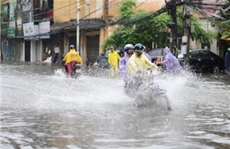 Ngập úng nhiều tuyến phố ở Hà Nội do mưa to buổi chiều 